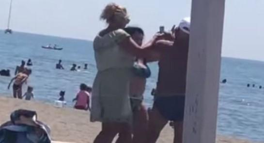 Sve snimljeno: Zabilježena tučnjava muškarca i žene na plaži u Ulcinju