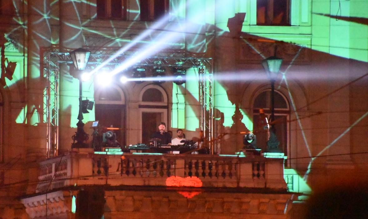Sve gori u Sarajevu: Hiljade gostiju na nastupu DJ Solomuna ispred Vječne vatre
