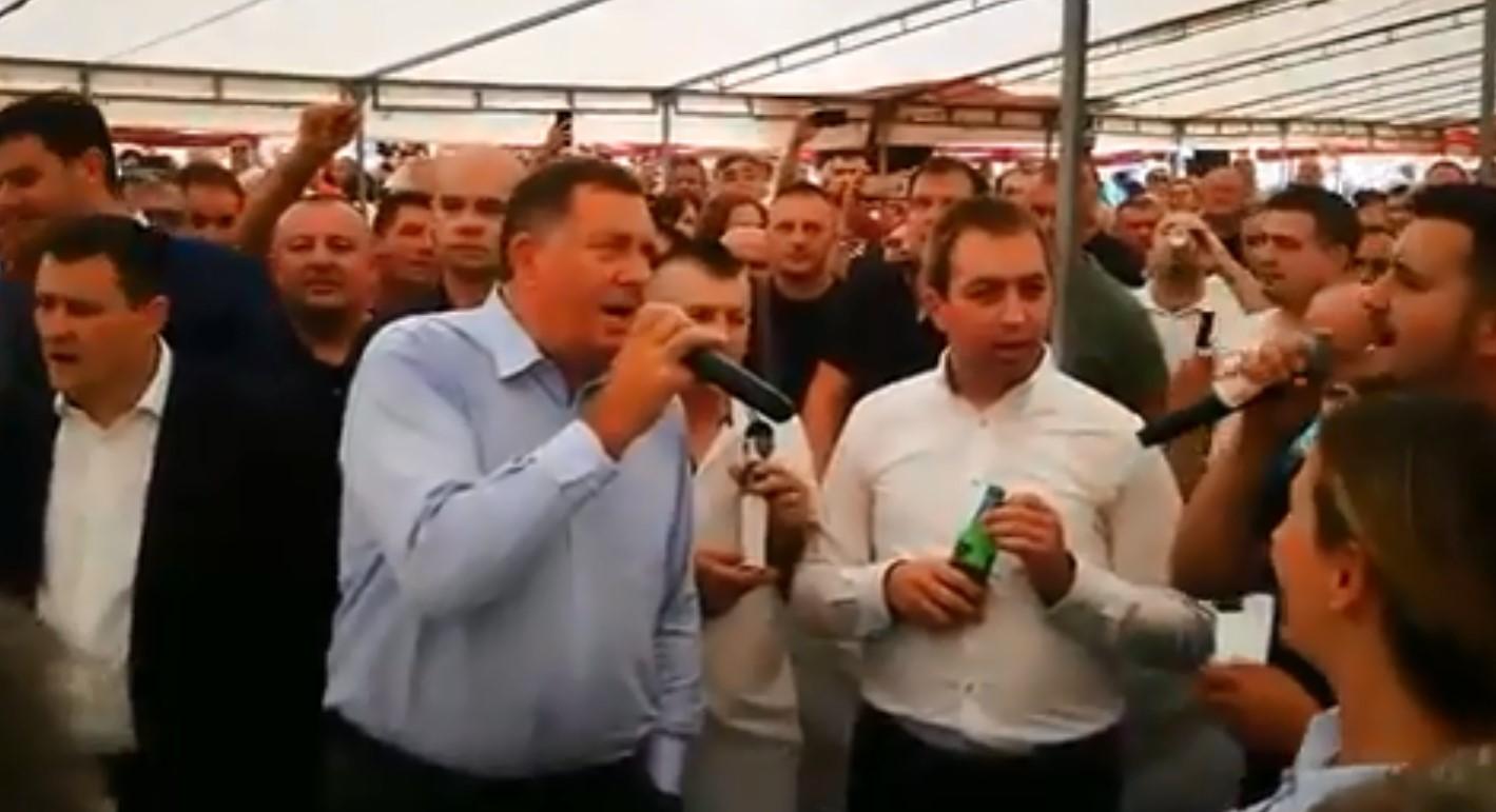 Milorad Dodik nijednu priliku ne propušta da zapjeva: Rakija i pjesma ispod šatora