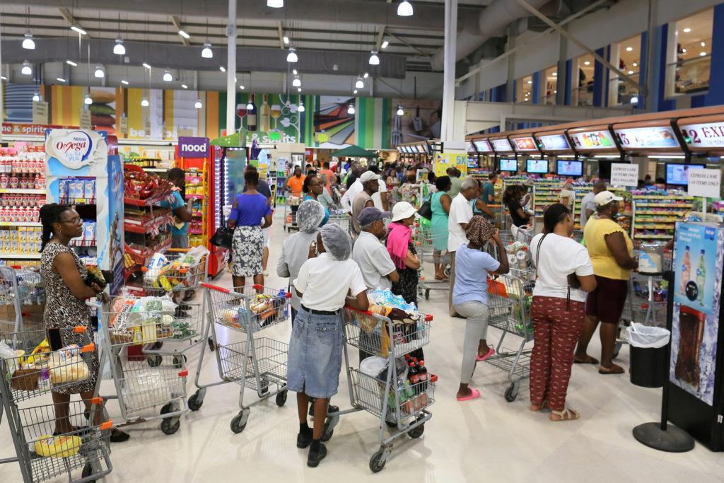 Gužva u supermarketu u Bridžtaunu u Barbadosu zbog dolaska tropske oluje Dorian - Avaz
