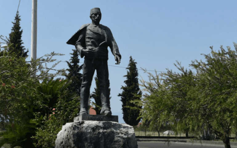 Albanski spomenik prst u oko prosrpskim partijama u Crnoj Gori