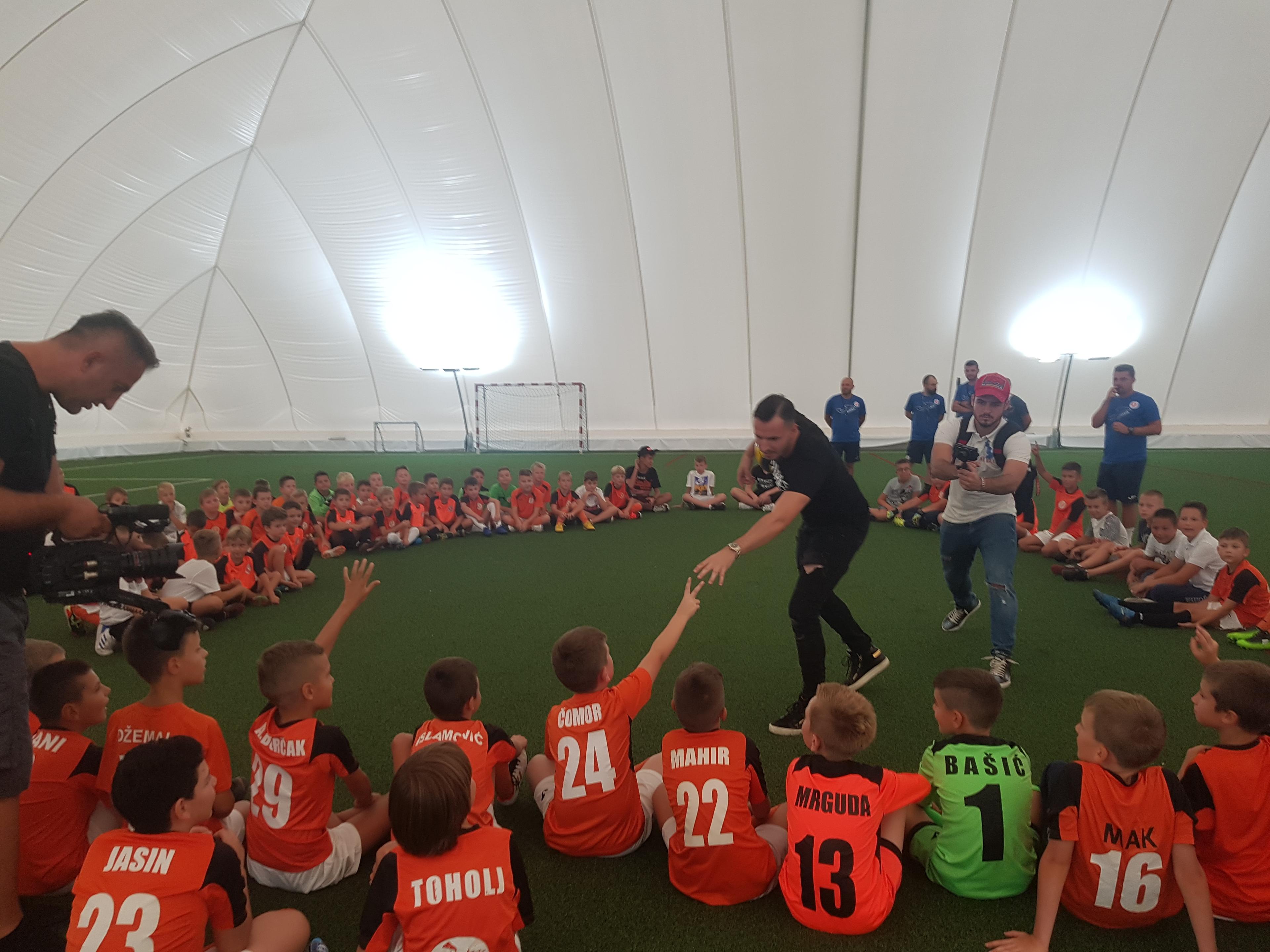 Popularni jutjuber Djota posjetio Školu fudbala "Valter": Mališani učili trikove s loptom