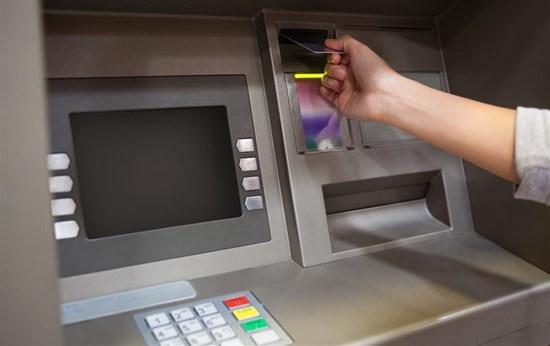 Komična pljačka bankomata: Lopov haker zadao opciju, pare letjele na ulicu, policajci pokupili oko 18.000 maraka