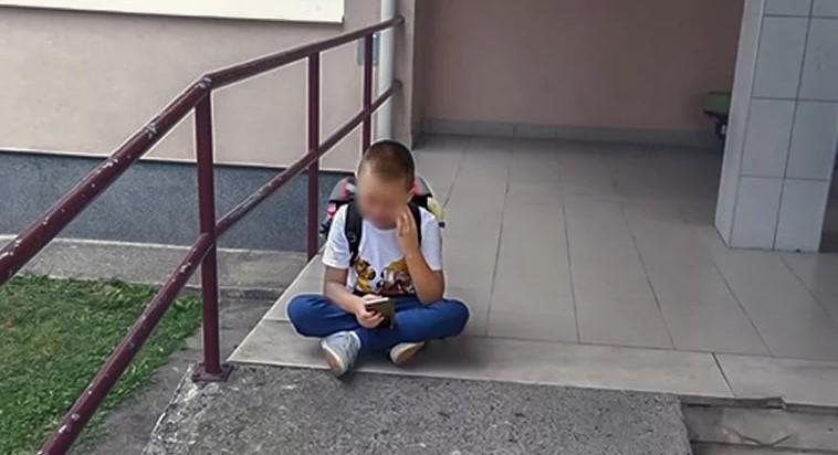 Dječak sjeo ispred škole i zaplakao - Avaz