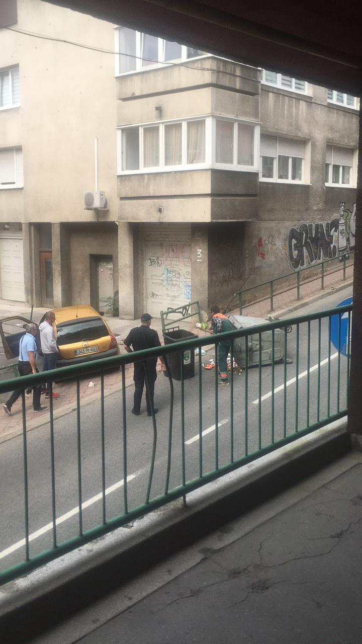 Čisti bezobrazluk: Gurnuli kontejner niz Dalmatinsku ulicu u Sarajevu