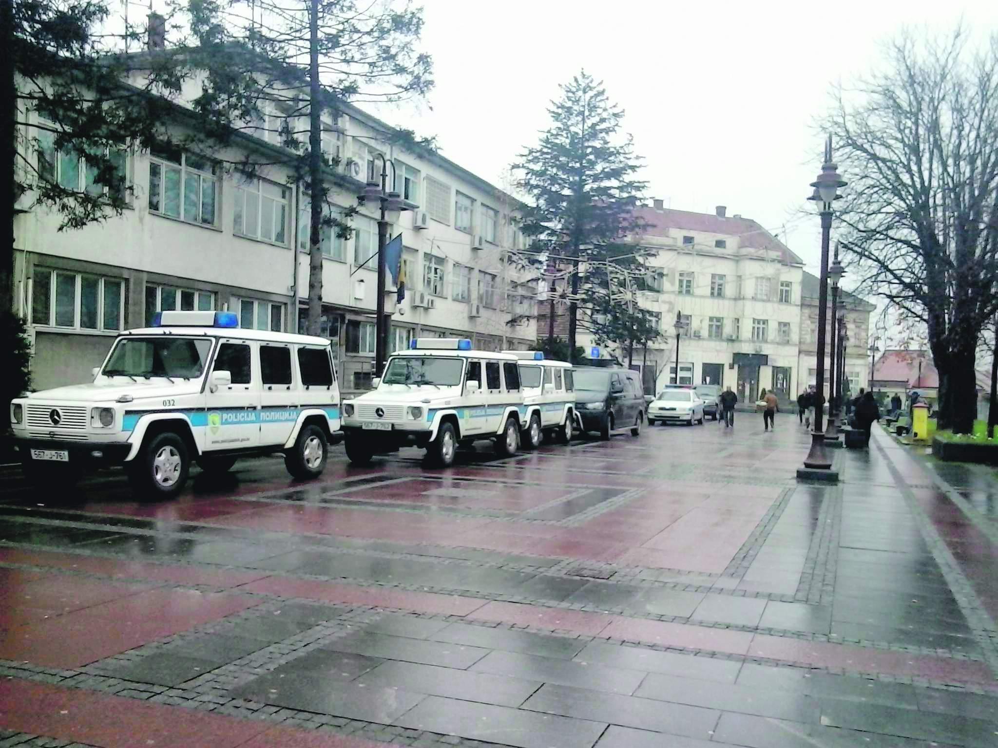 Policija obilazi škole - Avaz