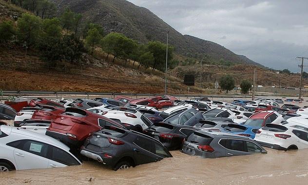 Raste broj mrtvih u Španiji, jedan gradić totalno potopljen