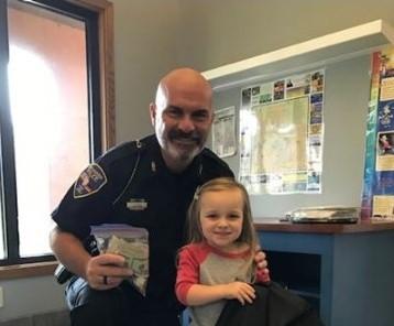 Trogodišnja djevojčica donirala novac policijskoj stanici
