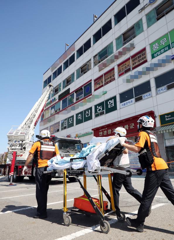 Spasioci evakuiraju pacijente iz bolnice koju je zahvatio požar - Avaz