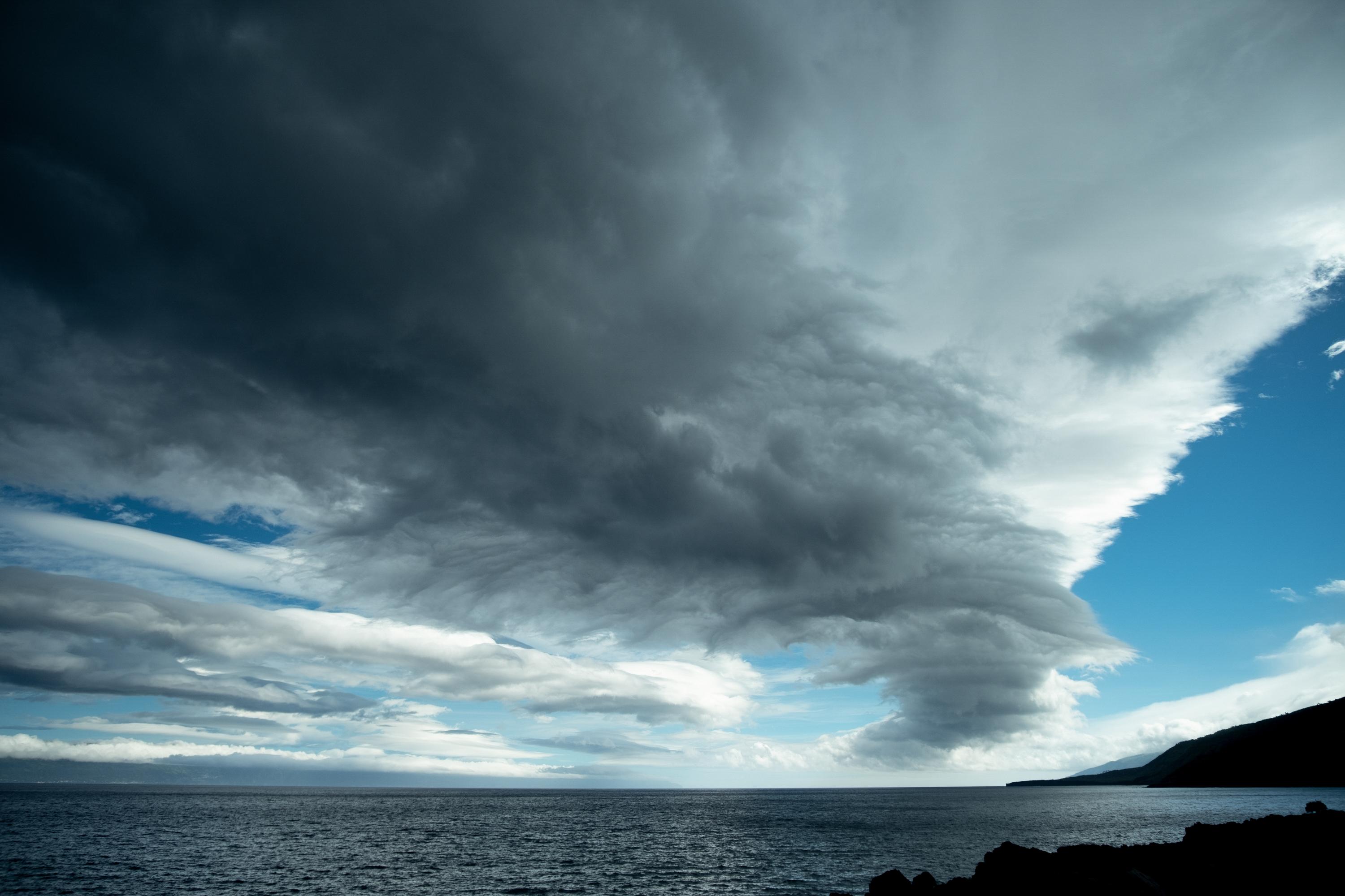 Evropa u panici, stiže uragan: Snažna oluja donijela vjetrove i ogromne talase na Azorske otoke