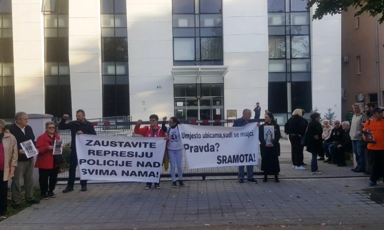 Građani pred Sudom podržali Suzanu - Avaz