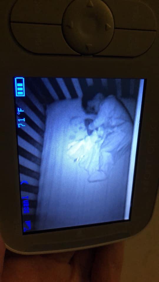 Paranormalna aktivnost: Zatekla bebu duha u krevetu svog sina