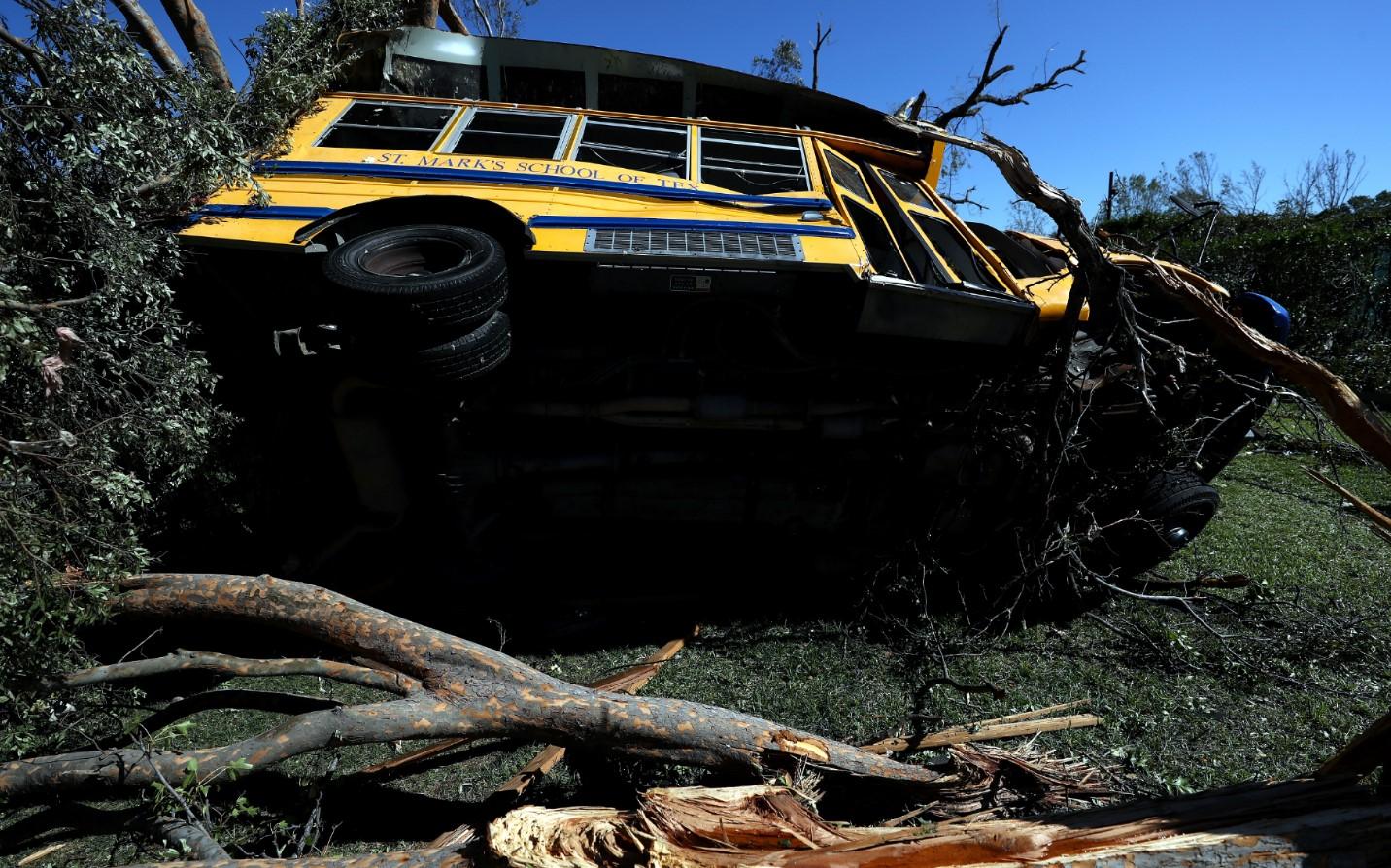 Tornado pogodio Dalas, hiljade domaćinstava ostale bez električne energije