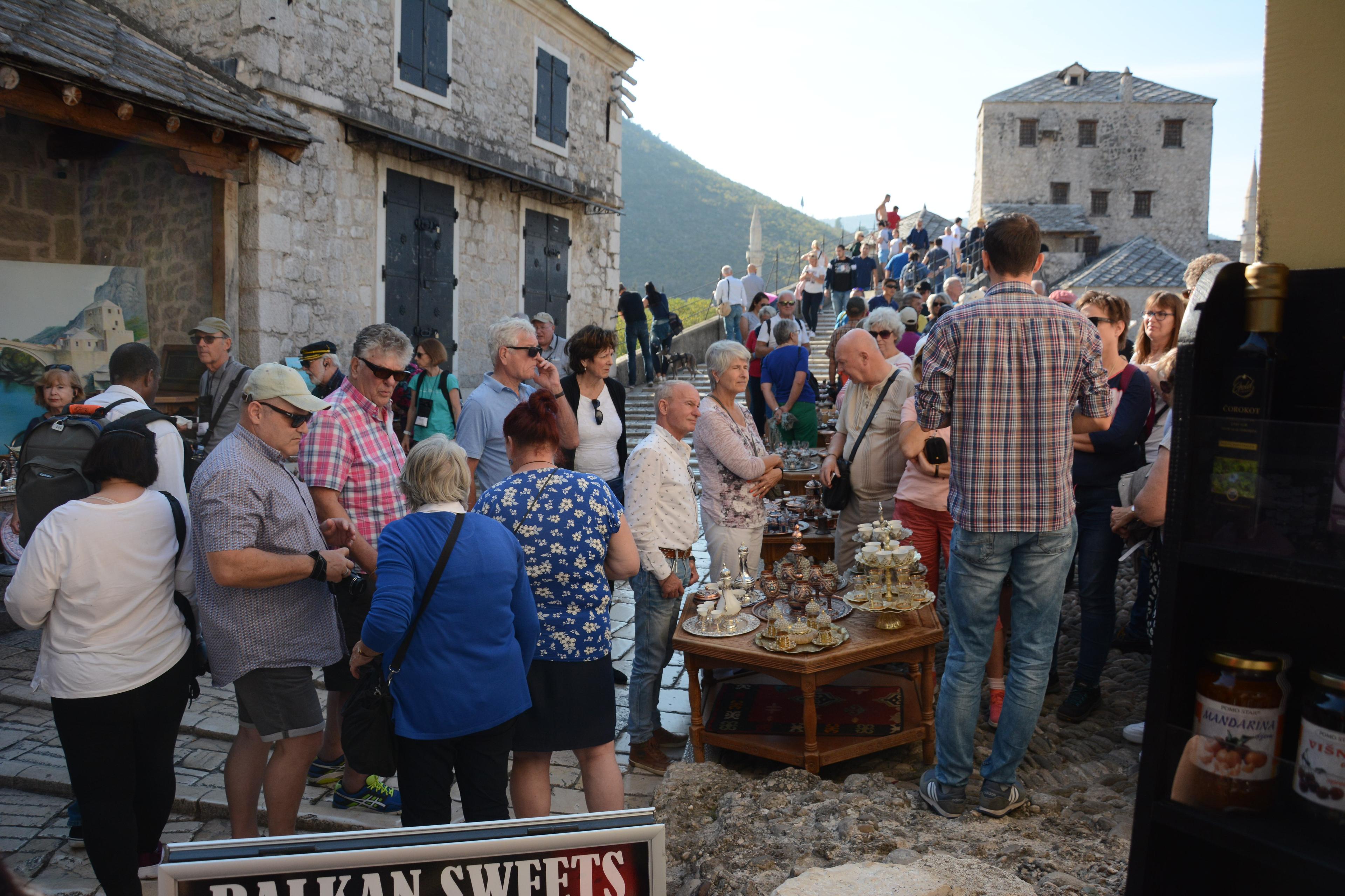 Šetnja gradom na Neretvi: U Mostaru uživaju u produženom ljetu