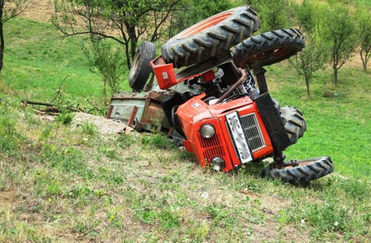 Vozač povrijeđen u prevrtanju traktora