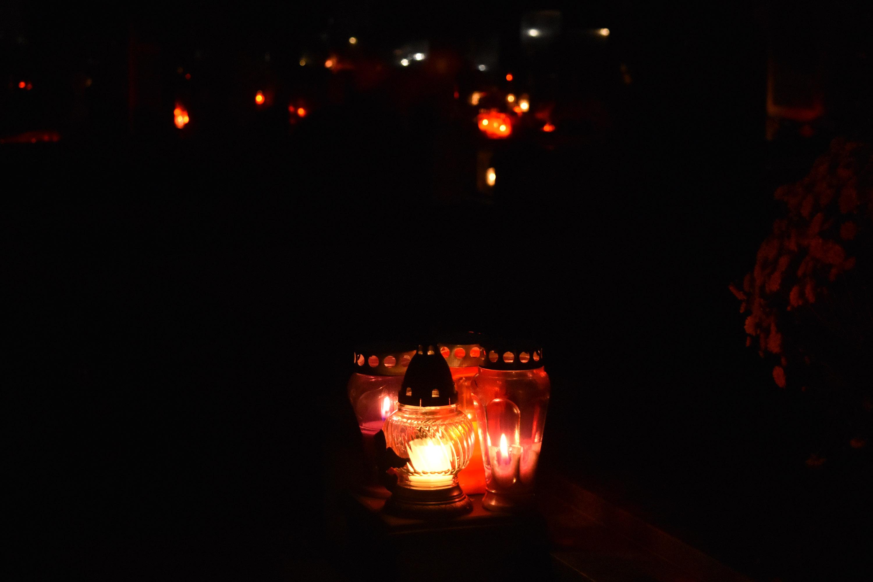 Upaljene brojne svijeće u spomen na mrtve
