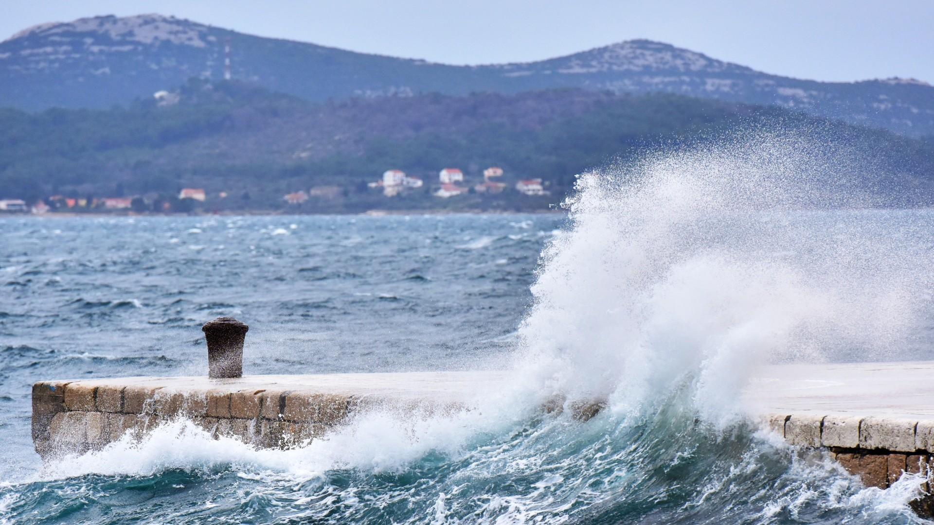 Valovi na Jadranu i do 2,5 metara: Putevi mokri i klizavi, vozači se pozivaju na oprez