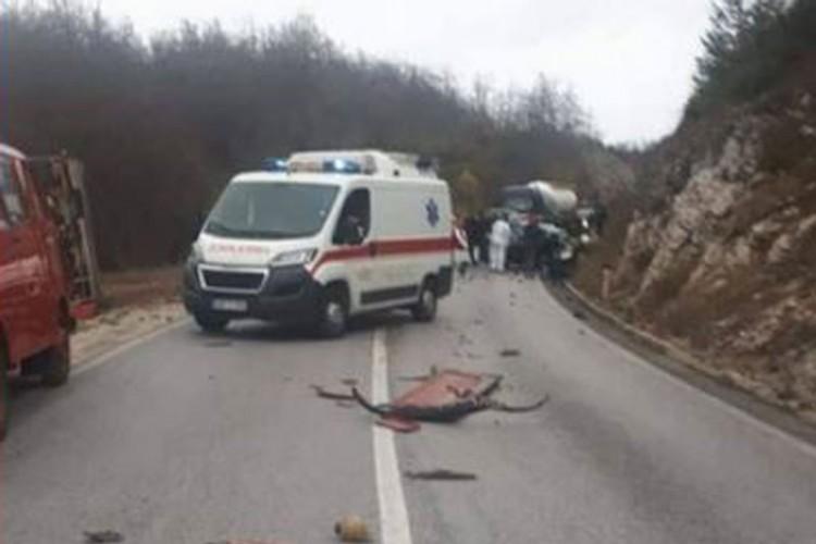Stravična nesreća kod Rogatice: U sudaru Peugeota i cisterne poginula jedna osoba, dvoje povrijeđeno