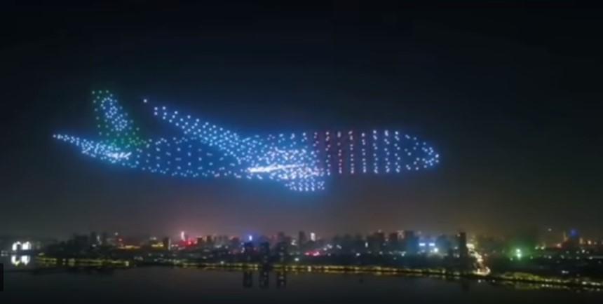 Pogledajte kako izgleda kada 800 dronova formira oblik aviona
