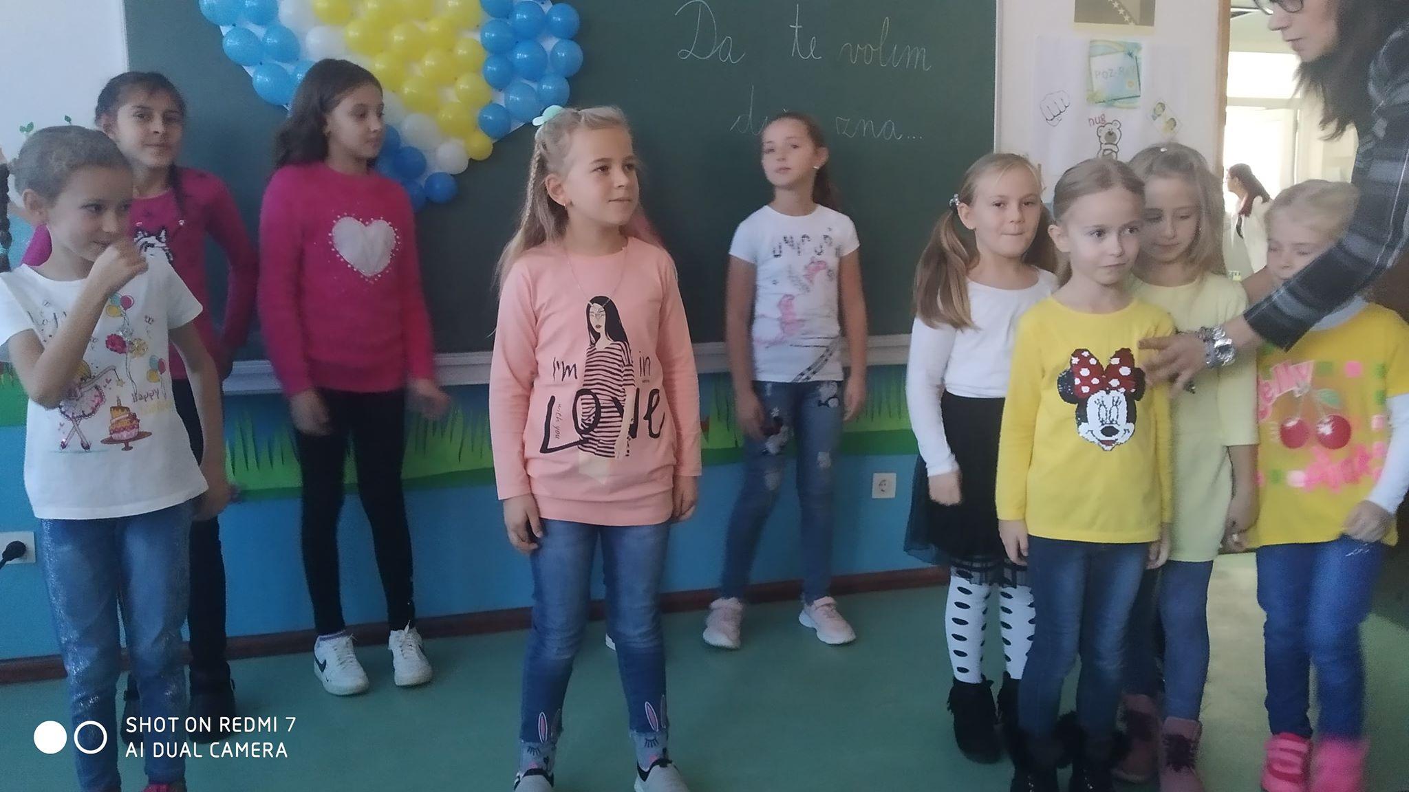Osnovci plesom i glumom čestitali rođendan Bosni i Hercegovini