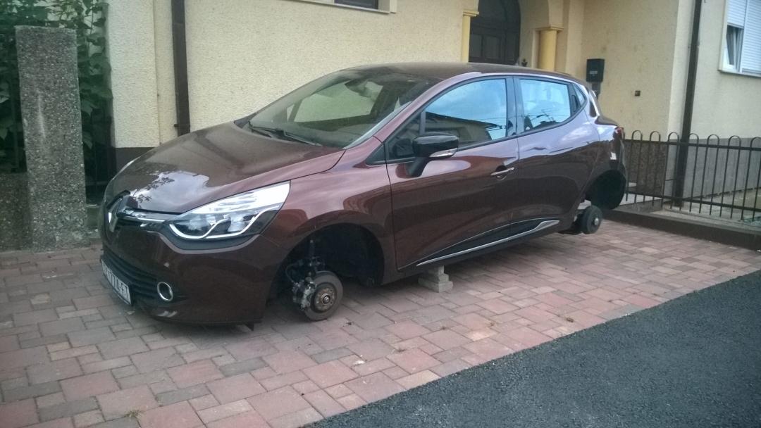 Za lopove nema zime: Ukrali četiri ljetne gume s Renaulta