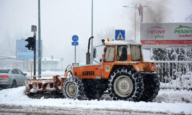 Zimska služba KJKP Rad spremno dočekala prvi snijeg - 30 vozila na terenu