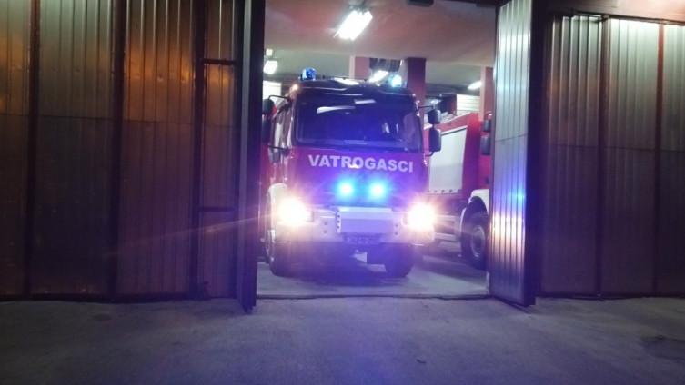 Vatrogasci ugasili kontejner i spasili muškarca iz zaglavljenog lifta