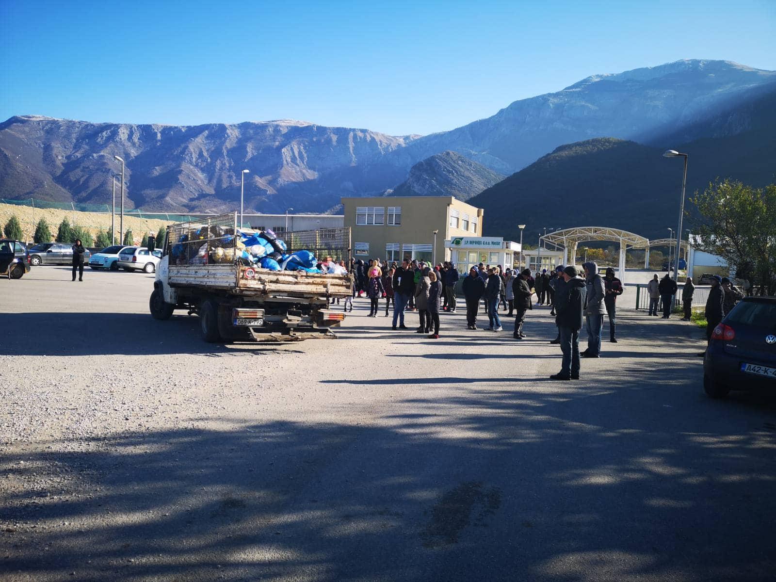 Burno u Mostaru: Hoće li policija rastjerati okupljene mještane u Uborku