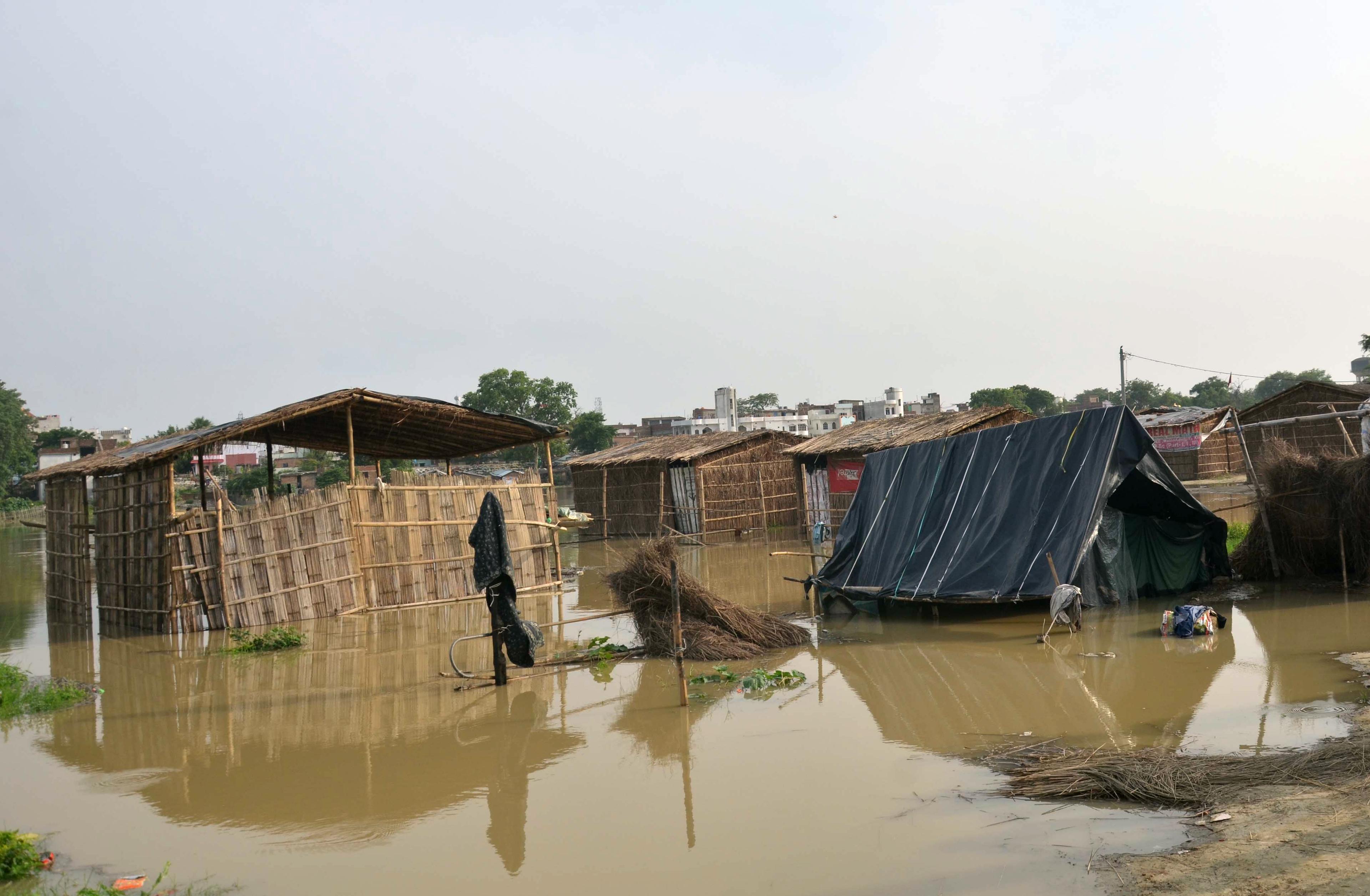 U poplavama i klizištima u Ugandi poginulo 16 osoba