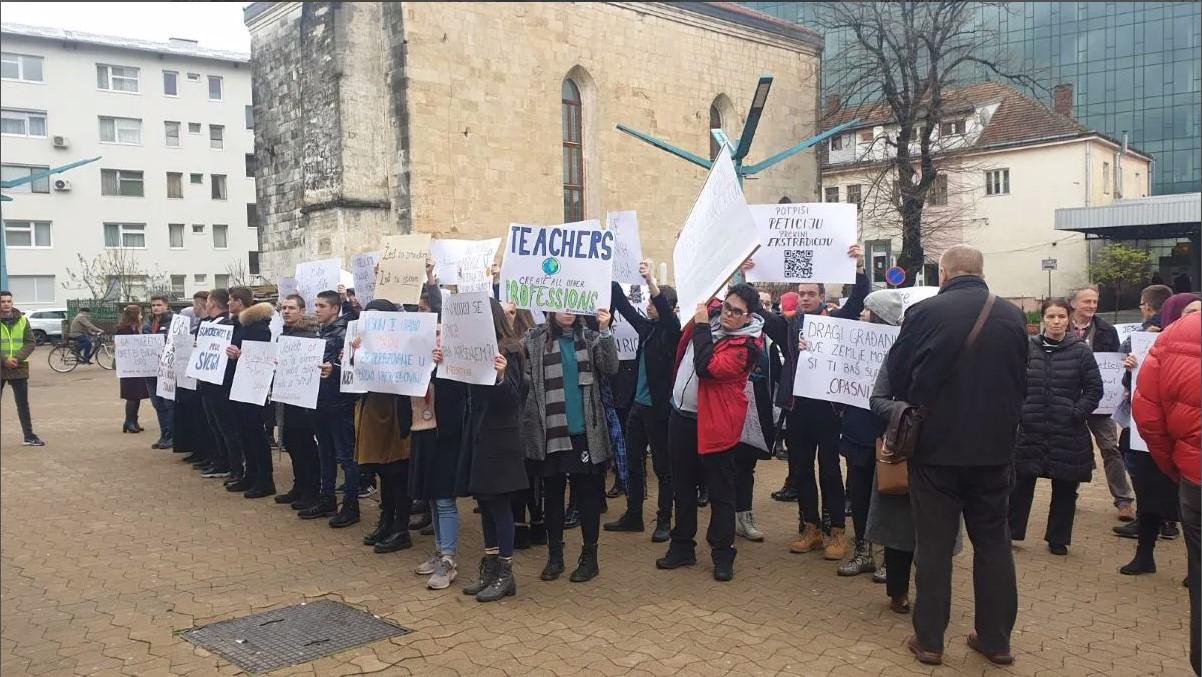 U Bihaću protesti zbog hapšenja Fatiha Keskina: Učenici i roditelji pružili podršku direktoru