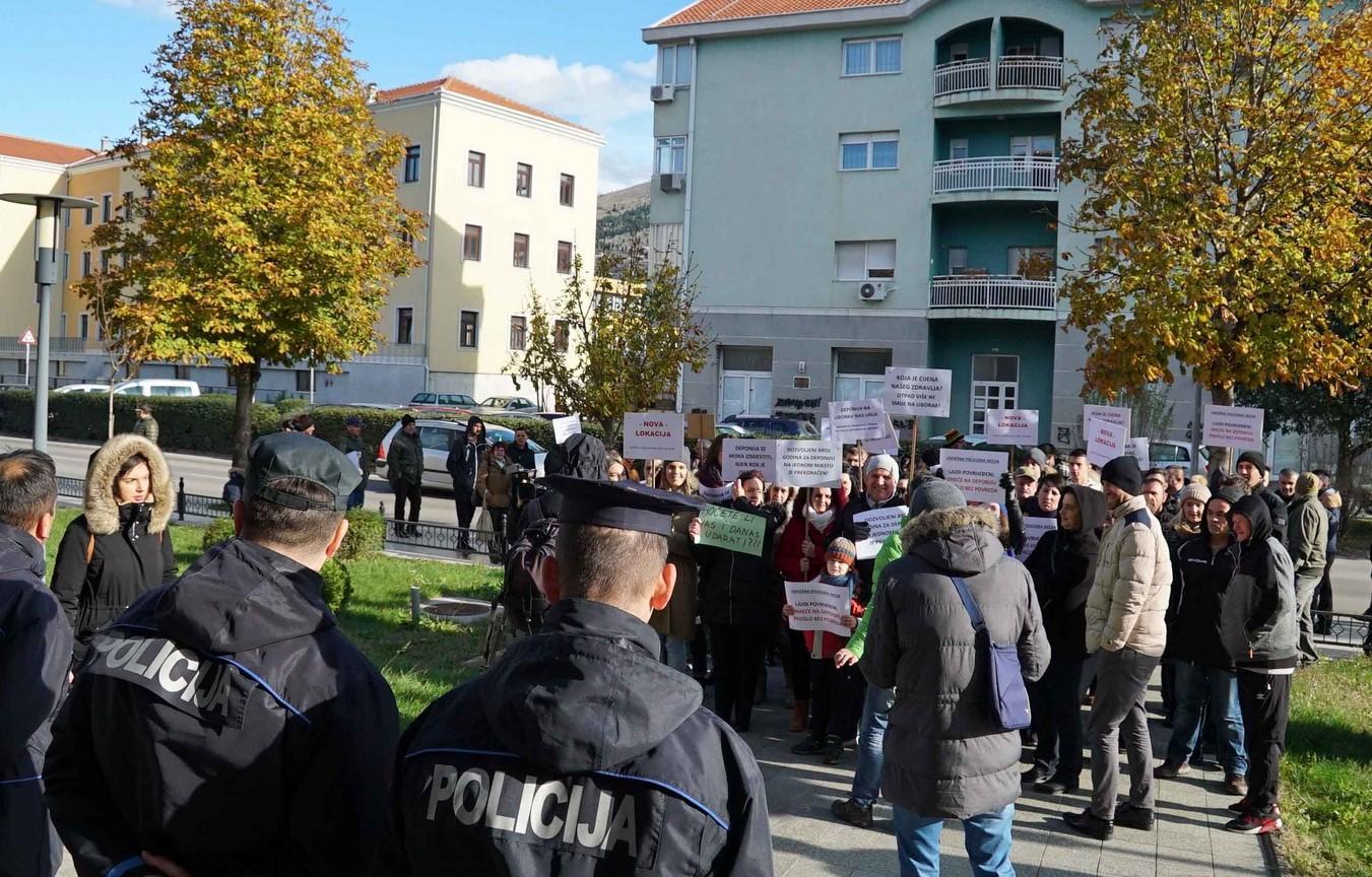 Tokom današnjeg sastanka odvijali se protesti građana - Avaz