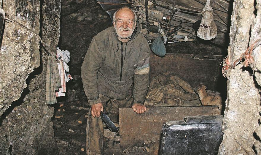 Pećinski čovjek iz Zenice dobio kamp-kućicu: Sada mu treba nešto drugo