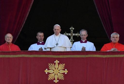 Papa Franjo u božićnoj poruci branio migrante, poziva na mir u svijetu
