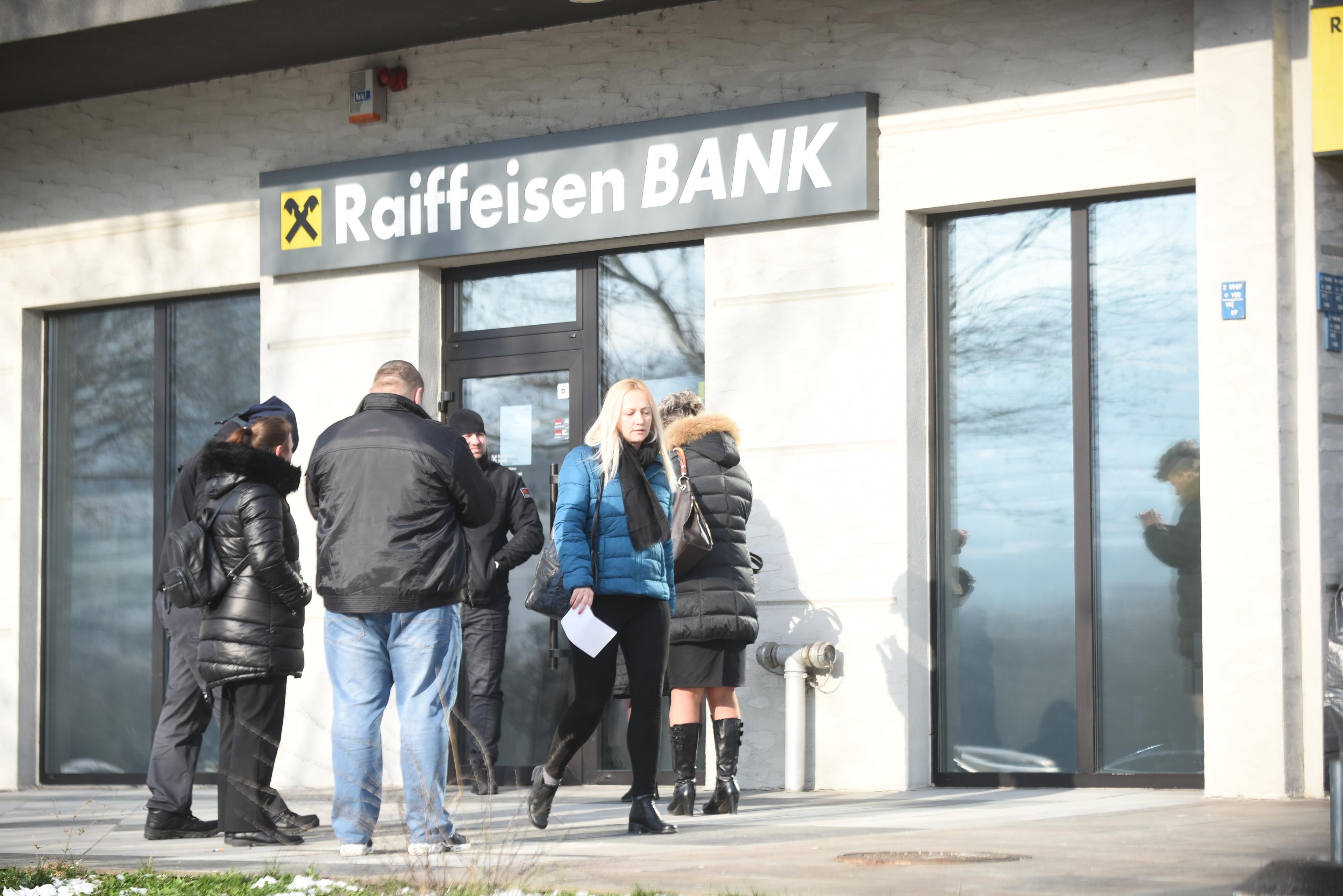 Detalji pljačke „Raiffeisen banke“ na Novoj Otoci: Pljačkaš s parama i pištoljem pao u ruke policije