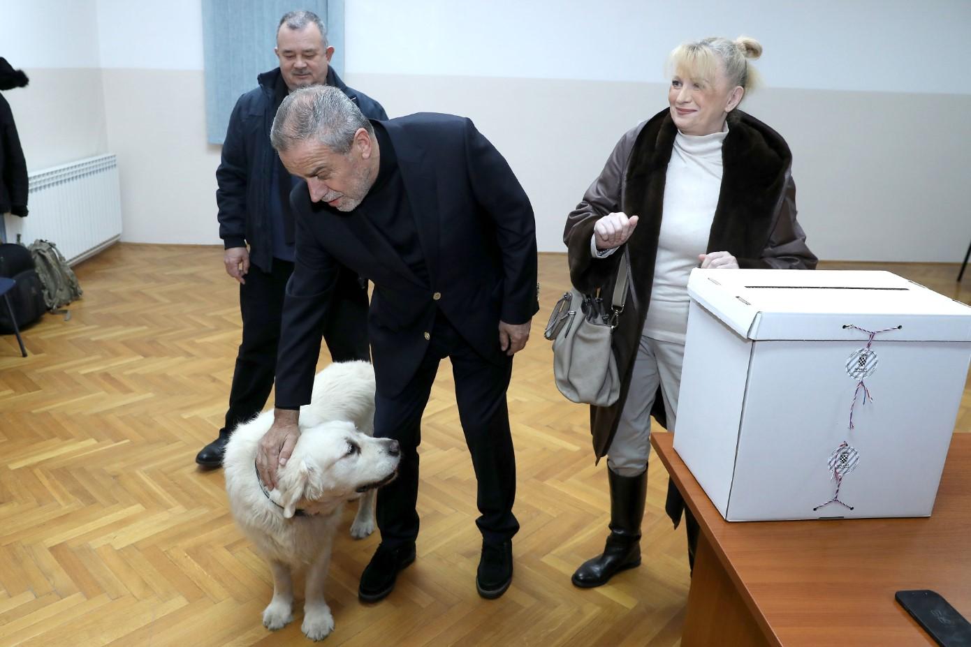 Bandić glasao u društvu supruge Vesne i psa Rudija