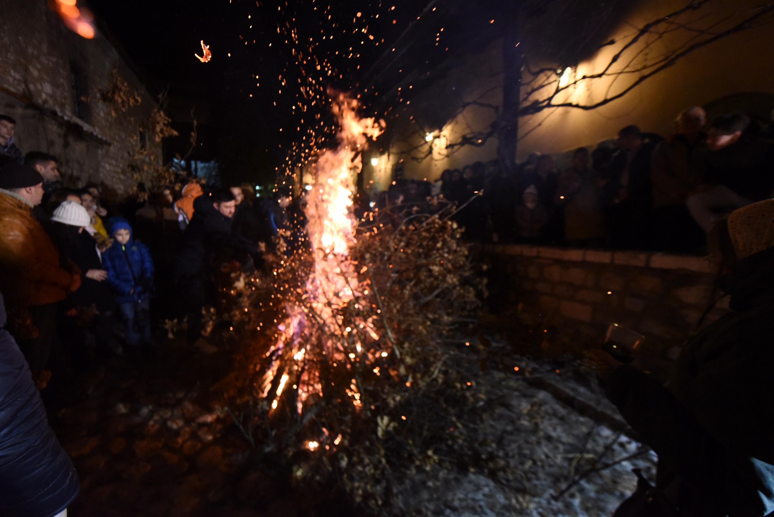 Mitropolit Hrizostom služio večernju službu: Zapaljen badnjak u Sarajevu uoči Božića