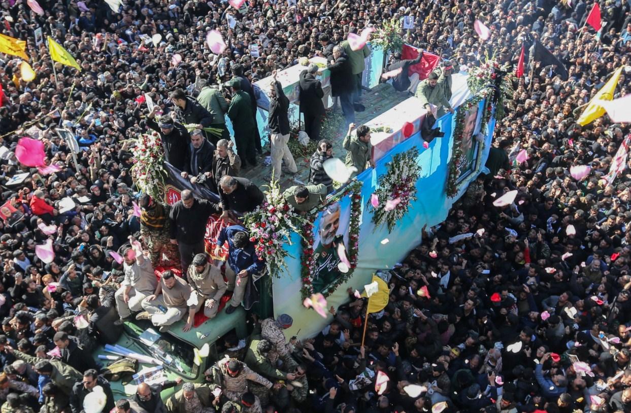 Na fotografijama koje je objavila iranska državna televizija vidi se više hiljada ljudi okupljenih na ulicama grada - Avaz