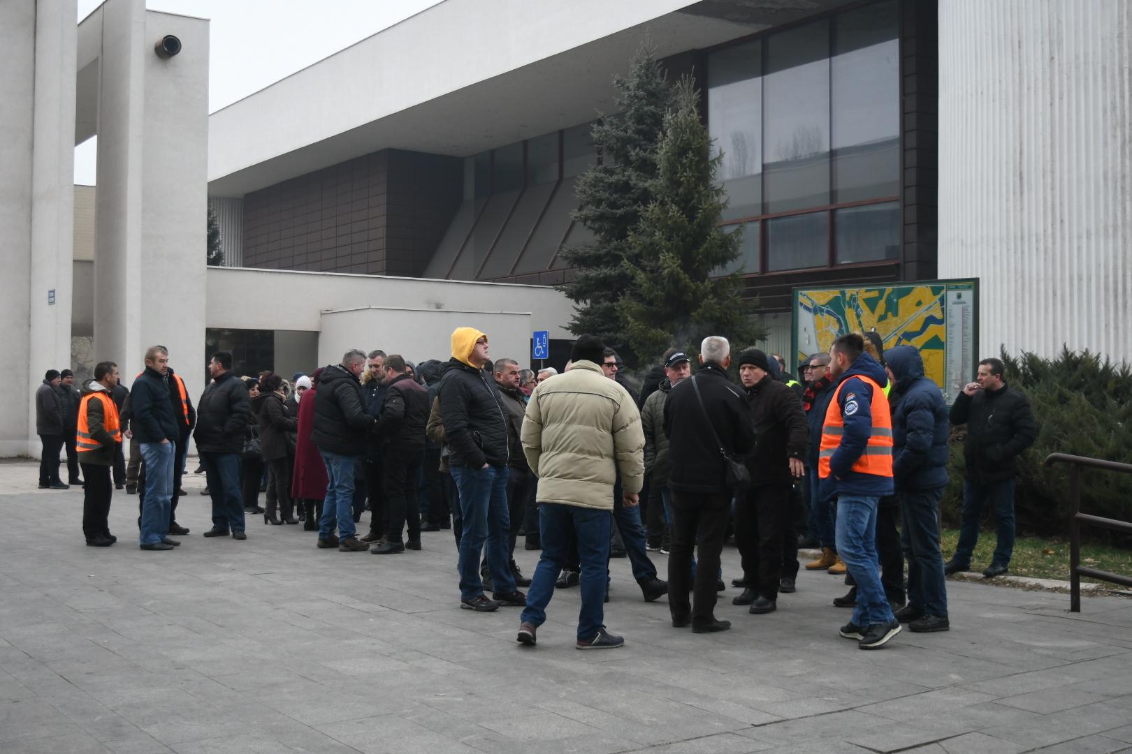 Gradsko vijeće raspravlja o budžetu i referendumu o "Zenicatransu", ispred se okupili radnici