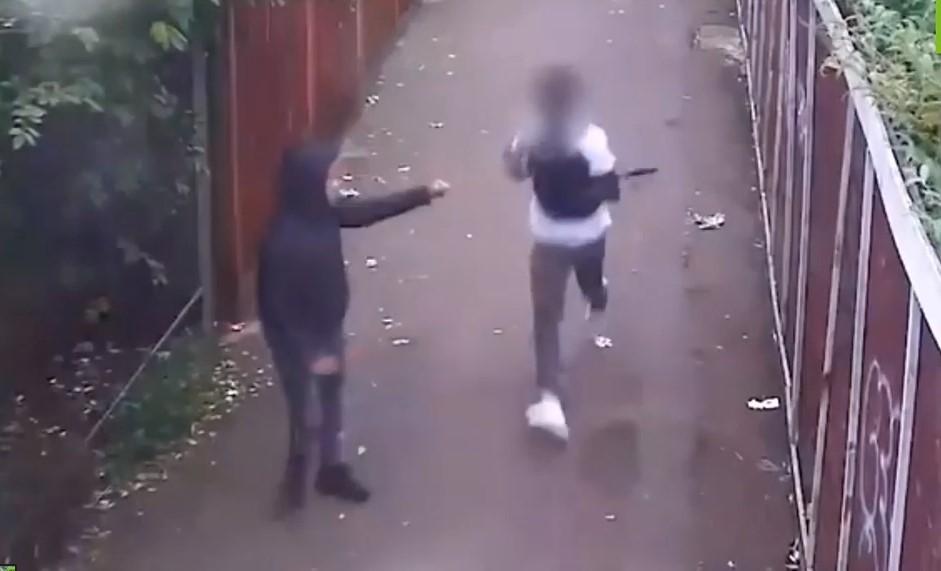 Nakon što su ubili mladića, kamera ih snimila kako čestitaju jedan drugom