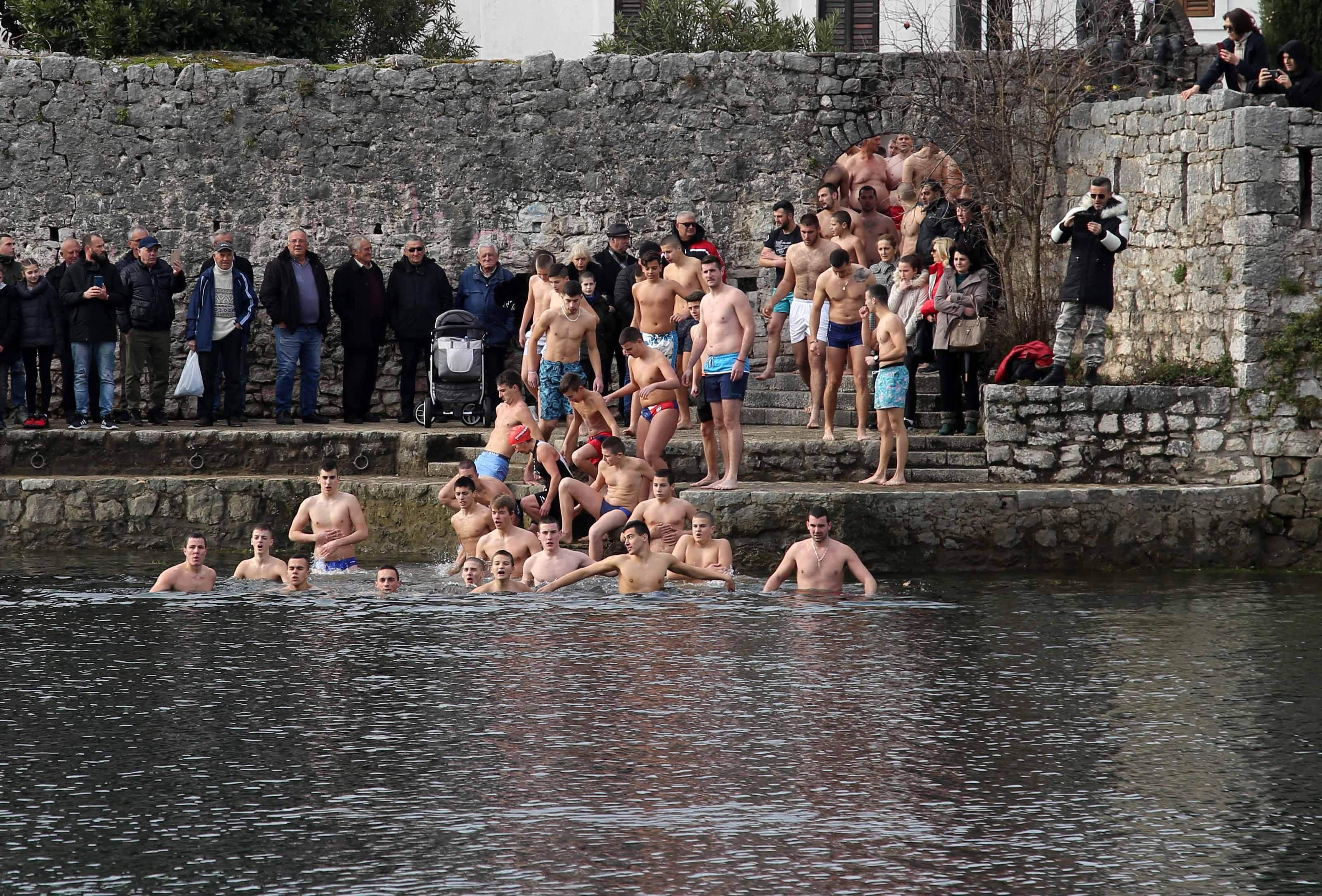 Tradicionalno bogojavljensko kupanje u Trebišnjici, prvi doplivao 60-godišnjak