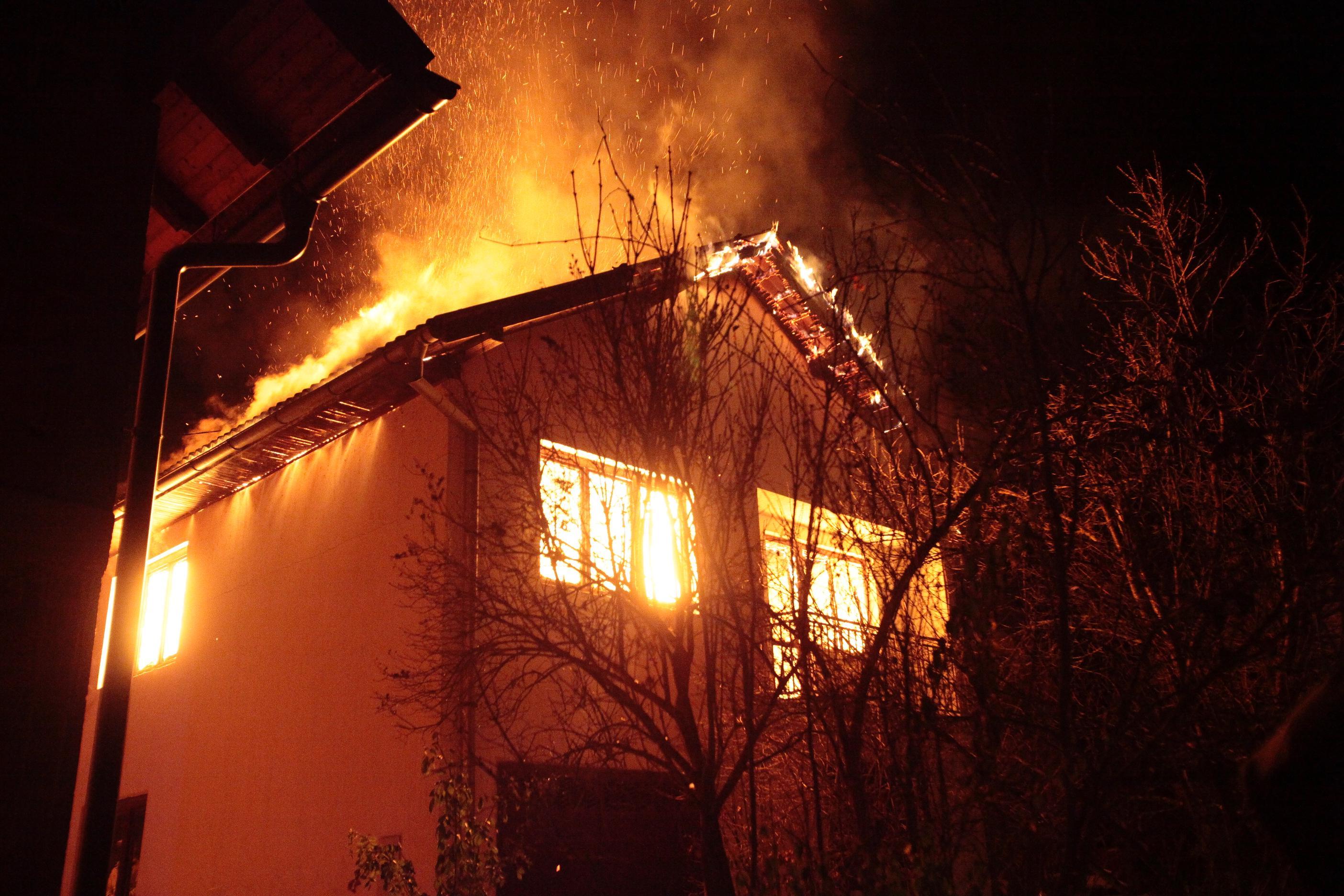 Zebnja u naselju Glamoč kod Goražda: Još se ne zna je li Jovanka ostala u izgorenoj kući