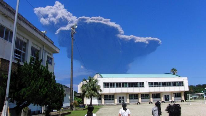 Erupcija vulkana u Japanu: Kamenje letjelo 600 metara od kratera, strah od izbacivanja velikih stijena