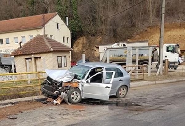 Detalji nesreće kod Zvornika: Kamion nekoliko metara gurao Škodu