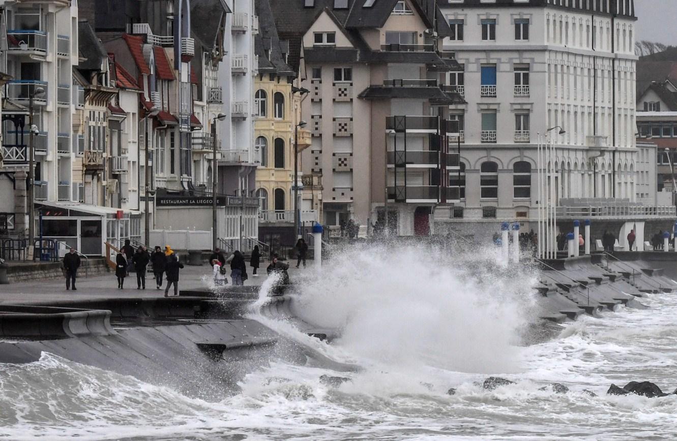 Alarmantno: Oluja bjesni Evropom, otkazani letovi, ulice poplavljene...