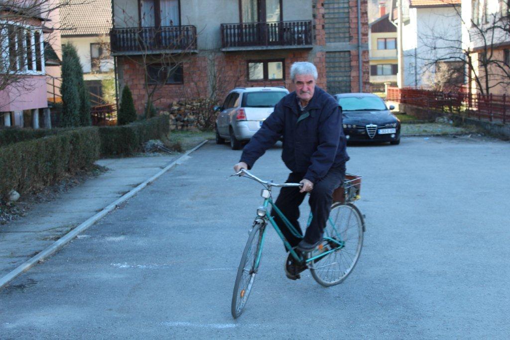 Penzioner osam decenija na biciklu: U koloni išli ašikovati i pendžeriti na merdevinama