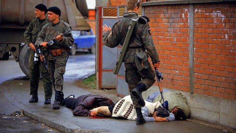 Fotografija Rona Haviva na kojoj se vide arkanovci pored civila ubijenih u Bijeljini - Avaz