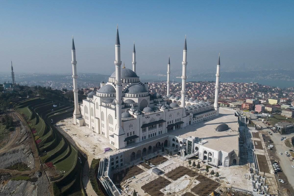Turska zbog koronavirusa ukinula masovne molitve u džamijama