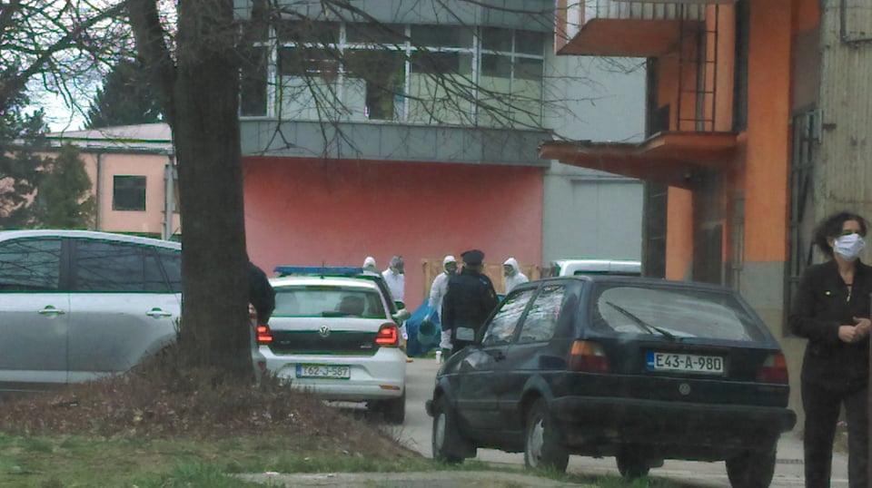 Policija ispred zgrade - Avaz