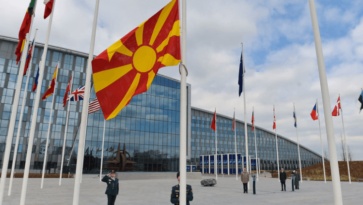 Podignuta zastava Sjeverne Makedonije ispred sjedišta NATO-a