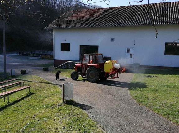 Snalaze se kako znaju i umiju: Traktorima dezinficiraju sela modričke općine